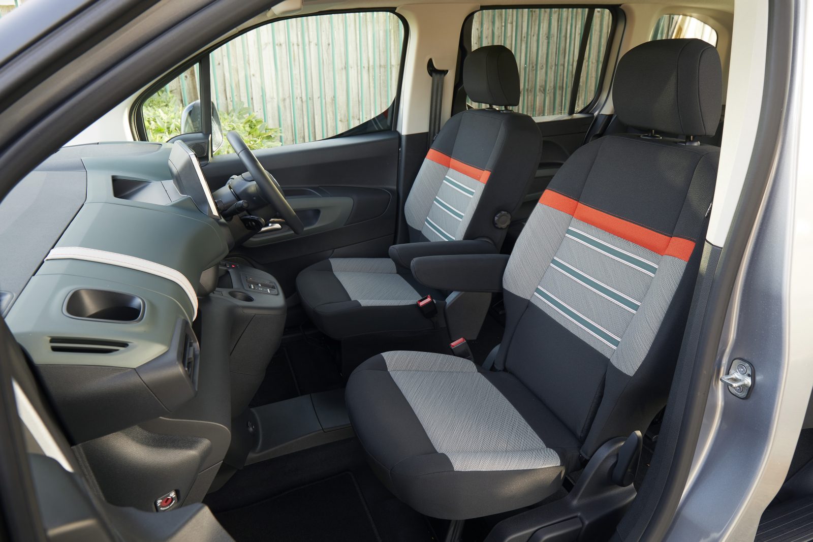 Citro&euml;n e-Berlingo front interior